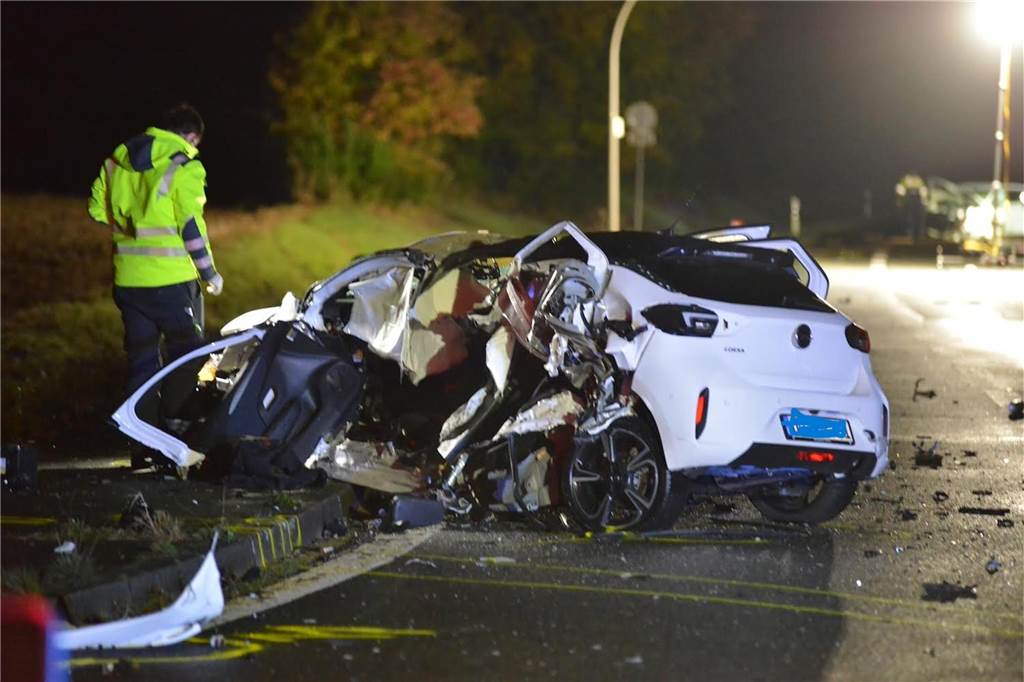 Heftiger Unfall auf der Emscherallee an der Kreuzung Ellinghauser Straße in Mengede: Zwei Autos krachten am Sonntagabend ineinander. Beide Fahrer wurden schwer verletzt. Die Unfallaufnahme und Bergung der Wracks dauerte stundenlang.