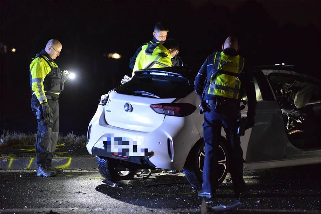Heftiger Unfall auf der Emscherallee an der Kreuzung Ellinghauser Straße in Mengede: Zwei Autos krachten am Sonntagabend ineinander. Beide Fahrer wurden schwer verletzt. Die Unfallaufnahme und Bergung der Wracks dauerte stundenlang.