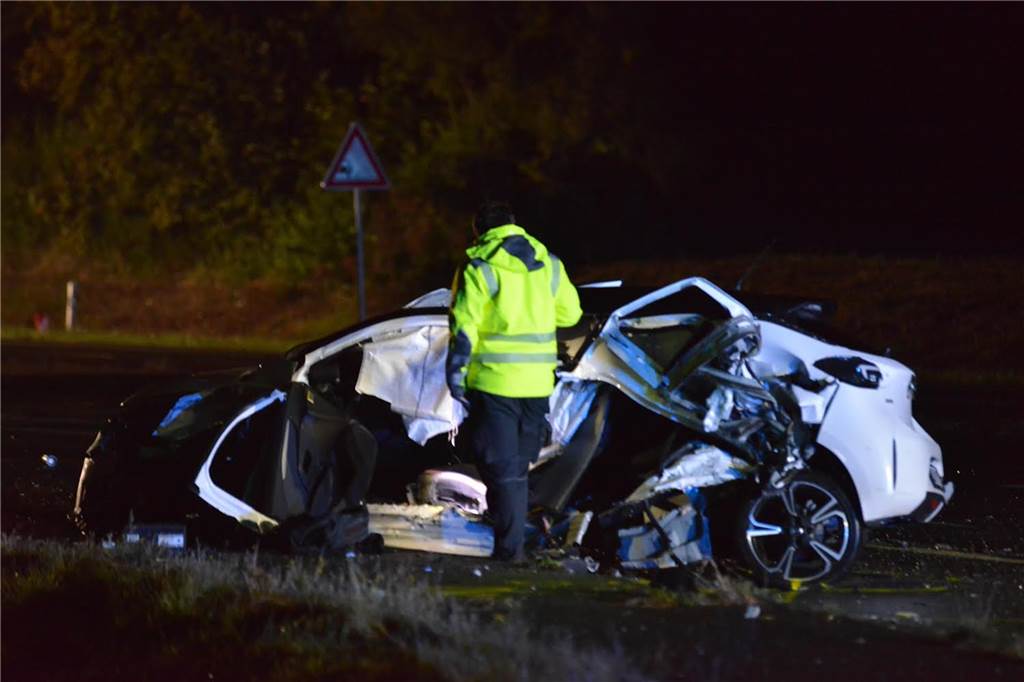 Heftiger Unfall auf der Emscherallee an der Kreuzung Ellinghauser Straße in Mengede: Zwei Autos krachten am Sonntagabend ineinander. Beide Fahrer wurden schwer verletzt. Die Unfallaufnahme und Bergung der Wracks dauerte stundenlang.