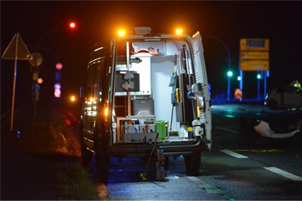 Heftiger Unfall auf der Emscherallee an der Kreuzung Ellinghauser Straße in Mengede: Zwei Autos krachten am Sonntagabend ineinander. Beide Fahrer wurden schwer verletzt. Die Unfallaufnahme und Bergung der Wracks dauerte stundenlang.