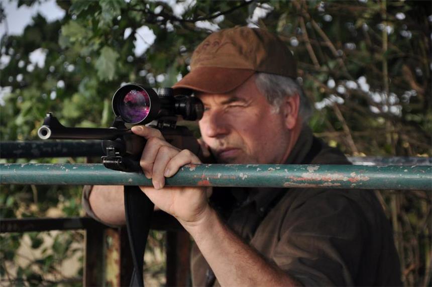 Streit-Thema Jagd: "Wir schießen mit viel Bedacht" Hegeringsleiter Hubertus Pröbsting beim Ansitzen zur Fuchsjagd am 4. August in seinem Hochsitz.