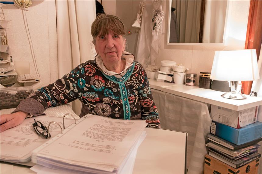 Darum räumen Mieterinnen trotz Heizungsproblemen ihre Wohnung nicht Heide Kämper mit ihrem Ordner voller Briefe. In allen geht es um Vonovia.