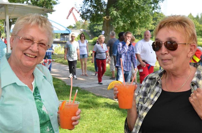 Viele Menschen kamen zum 40. Kanalfest in Lünen Heide Lange (l.) aus Lünen und Siegrid Franke aus Bergkamen gönnten sich einen erfrischenden Cocktail beim Kanalfest.
