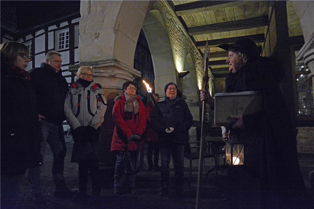 Gilde der Nachtwächter stattete Werne einen Besuch ab Heidelore Fertig-Möller bei der Nachtwächterführung mit Bürgern