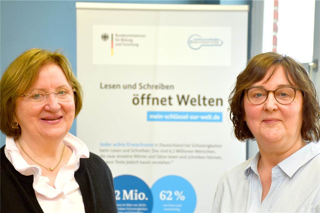 67-Jähriger lernt lesen und schreiben: Smartphone bringt entscheidenden Schub Heidemarie Leukel (l.) und Christiane Wielers-Umme wollen die Werbetrommel für die Alphabetisierungskurse an der VHS Ahaus rühren. Zum Welttag des Buches am Sonntag (23. April) hoffen sie darauf, dass sich möglichst viele Betroffene melden. Oder von Bekannten und Verwandten auf das Angebot aufmerksam gemacht werden.