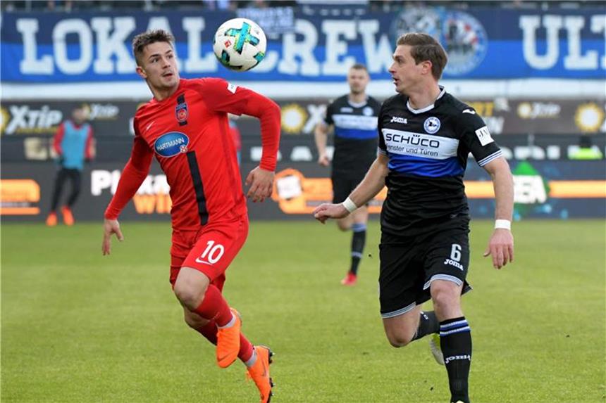 Fußball-Zweitligist Bielefeld rettet 2:2 in Heidenheim Heidenheims Nikola Dovedan (l) und der Bielefelder Tom Schütz haben den Ball im Visier. Foto: Stefan Puchner