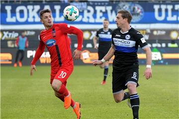 Heidenheims Nikola Dovedan (l) und der Bielefelder Tom Schütz haben den Ball im Visier. Foto: Stefan Puchner