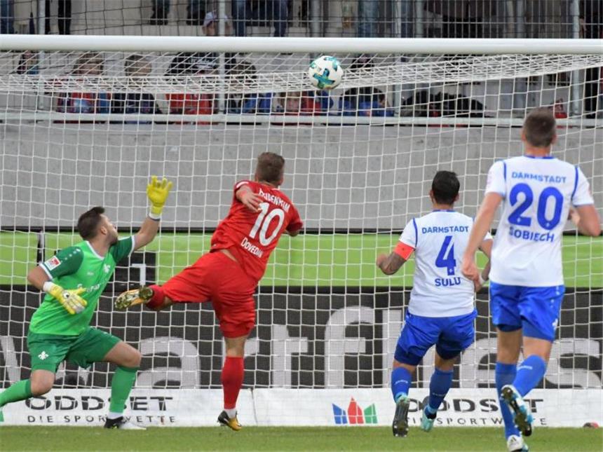 Darmstadt 98 verpasst Tabellenführung - 2:2 in Heideheim Heidenheims Nikola Dovedan (M.) erzielt das 1:0 gegen Darmstadts Torwart Daniel Heuer Fernandes. Foto: Stefan Puchner