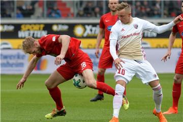 Heidenheims Sebastian Griesbeck (l) versucht gegen den Ingolstädter Sonny Kittel den Ball zu behaupten. Foto: Stefan Puchner