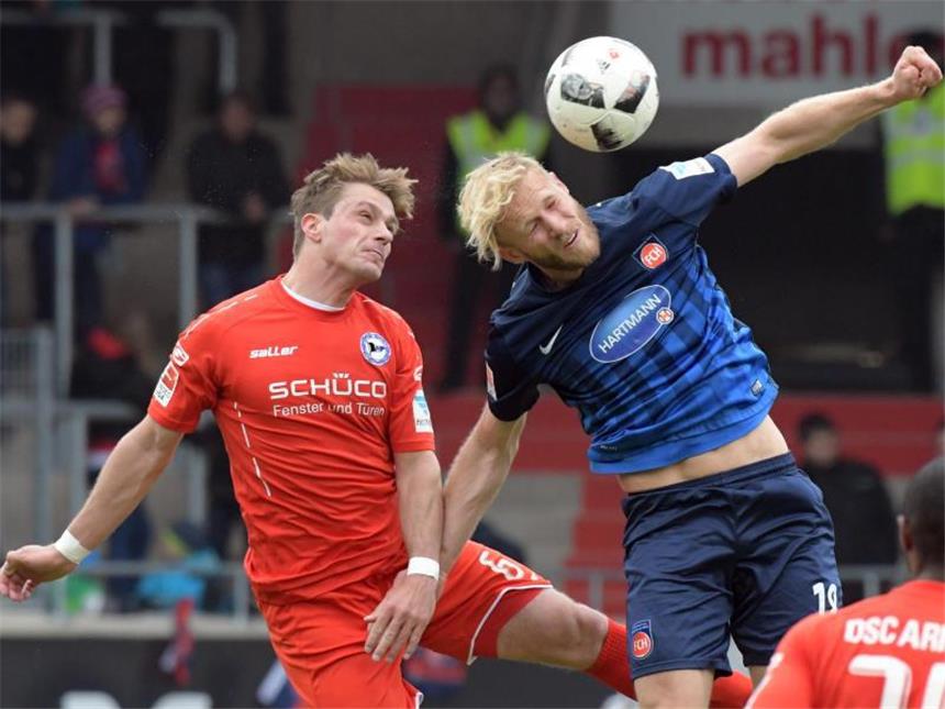 Arminia Bielefeld spielt Remis in Heidenheim Heidenheims Sebastian Griesbeck (r) und Tom Schütz von Bielefeld kämpfen um den Ball. Foto: Stefan Puchner