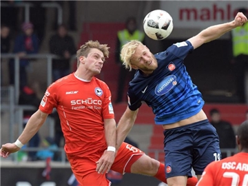 Heidenheims Sebastian Griesbeck (r) und Tom Schütz von Bielefeld kämpfen um den Ball. Foto: Stefan Puchner