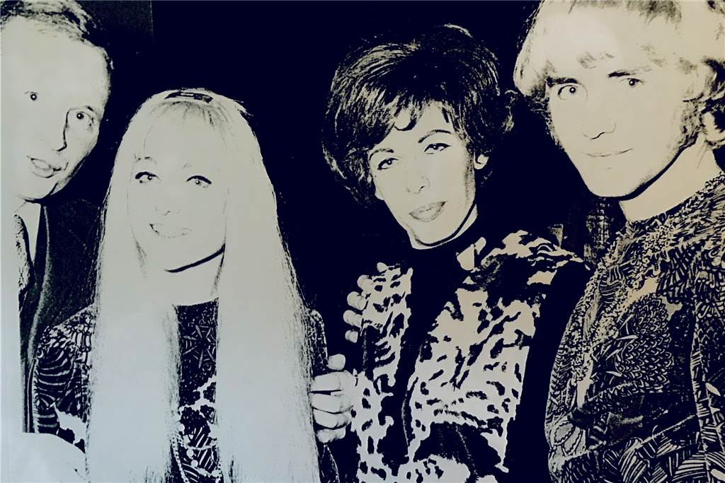 Schalke-Stars waren Stammgäste in der Ickerner Diskothek „Remember“ Heidi (2.v.r.) und Jürgen Rombeck (l.) mit dem Schlager-Pärchen Adam und Eve, das im Dezember 1969 in Ickern zu Gast war.