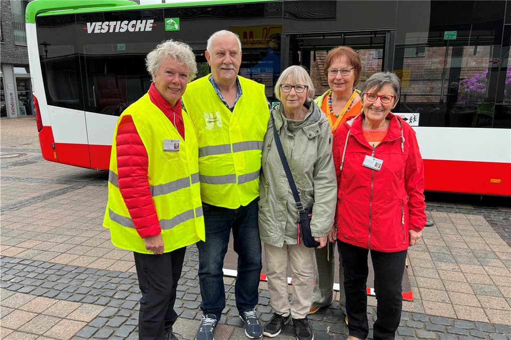 Rollator-Training: Rolf Beckmann „kämpfte“ gegen Bordsteinkanten Heidi Göbel, Winfried Damman, Rita Fochler, Heidrun Römer und Margret Boskovski stehen vor dem Bus der Vestischen