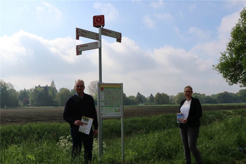 Radeln nach Zahlen: Knotenpunktnetz wird bis zu den Sommerferien fertig Heidi Schiller für den Tourismus und Herbert Gausling für das Bauamt haben in Heek die Einführung der Knotenpunkte mit geplant und vorbereitet.