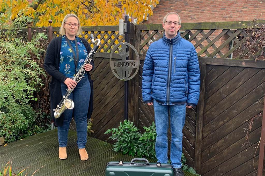 Corona-Pandemie stellt Nienborger Musikverein vor viele Herausforderungen Heidi Schiller präsentiert mit Norbert Denis die neue Bassklarinette.