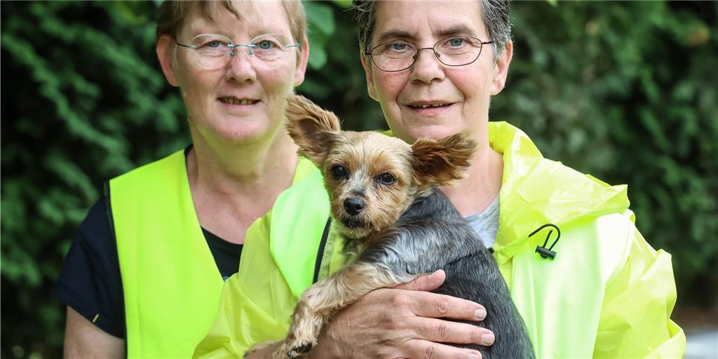 Hilferuf von Dortmunder Tierschützern: „Wir wissen oft nicht, wohin mit den Tieren“ Heike Beckmann (l.) und Gabi Bayer vom Dortmunder Tierschutzverein "Arche90" mit Hund.