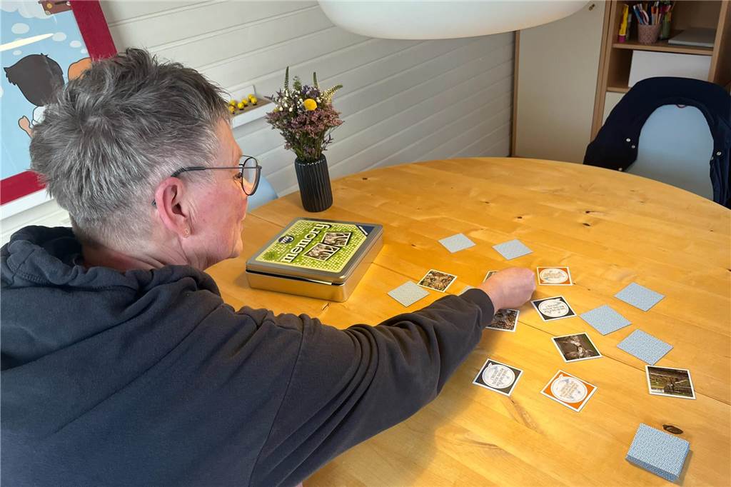 Heike Brietsche-Ilsemann (58) entwickelt Wolfsmemory Heike Brietsche-Ilsemann spielt ihr selbst gestaltetes Wolfsmemory.
