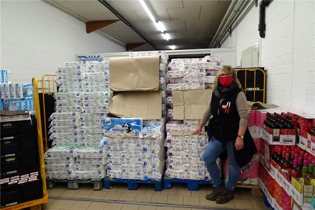 Klopapier, Mehl und Konserven: Hamster-Käufer sind wieder unterwegs Heike Fellmann vom Rewe zeigt, dass es im Lager noch genug Klopapier gibt.