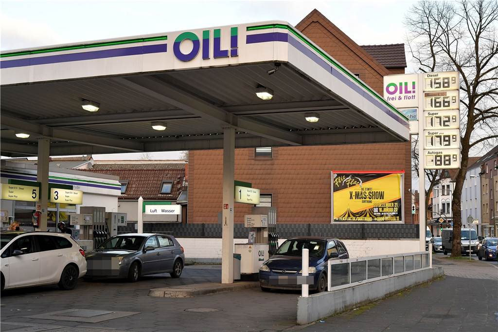 Auszubildende (25) leidet: „Freunde treffen ist ein Luxus, den ich nicht stemmen kann“ Heike Heinecke steuert in Lünen die freie Oil-Tankstelle an der Königsheide an. Dort sei der Sprit stets etwas günstiger.
