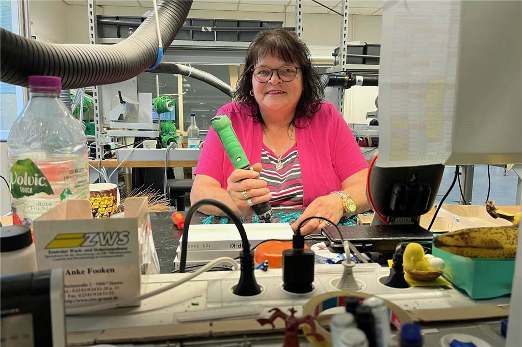 Der letzter Arbeitstag: Heike Isselmann (64) war 44 Jahre bei Rössel angestellt Heike Isselmann an ihrem Arbeitsplatz. Sie sei immer gerne zur Arbeit gegangen, sagt sie.