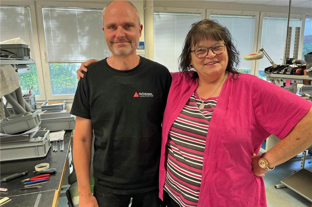 Der letzter Arbeitstag: Heike Isselmann (64) war 44 Jahre bei Rössel angestellt Heike Isselmann, hier mit ihrem Kollegen Christian Behrens, lobt das gute Betriebsklima und die familiäre Atmosphäre.