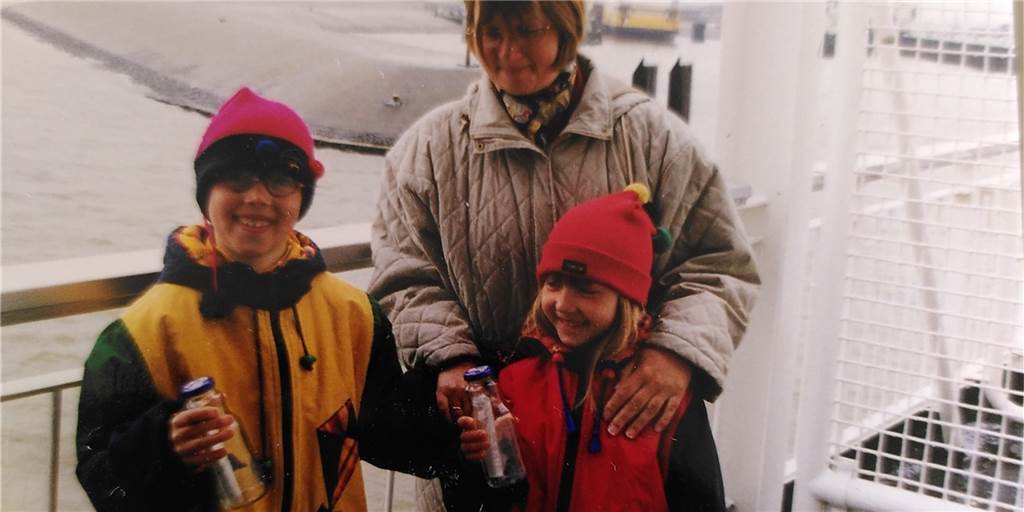 Rätsel um die Lüner Flaschenpost auf Texel ist gelöst: Familie liebt die Insel Hannah (l.) und Annika Jeibmann haben 2020 das Foto auf dem Sommeltjespad für ihre Eltern nachgestellt, das in einem Urlaub entstanden war, als die Schwestern noch Kinder waren.