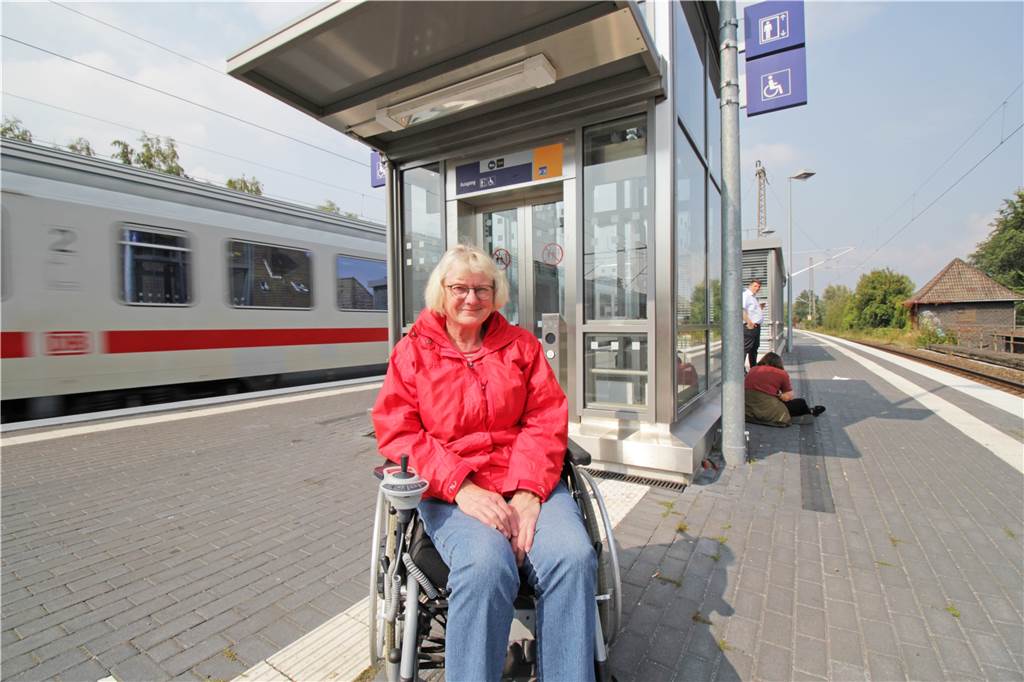 Vandalismus am Preußenbahnhof kostet Zeit, Nerven und viele Zehntausend Euro Heike Mittmann am Gleis: Fährt der Aufzug nicht, hat sie ein Problem.