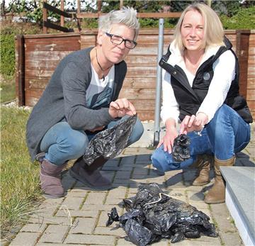 Heike Müller (r.) sammelte mehr als 25 Hundekottüten ein und ist ebenso sauer wie Ute Kramer darüber, dass die Plastiktüten einfach auf den Feldern und in den Wiesen, und nicht in Mülleimern, entsorgt werden.