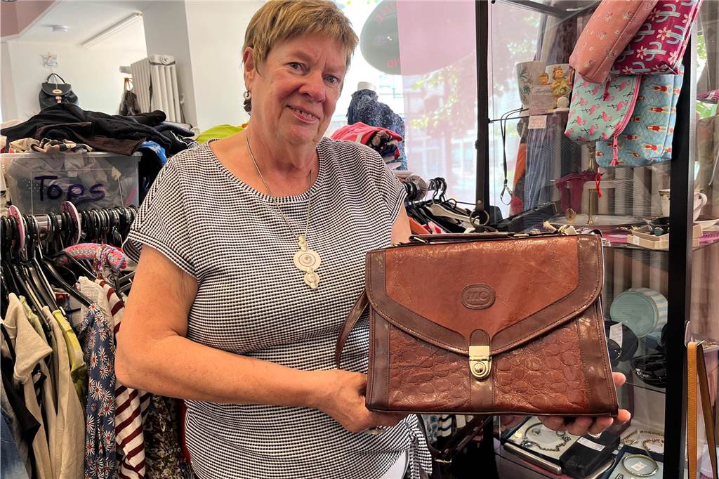 Großer Überblick: So haben die Geschäfte in der Altstadt geöffnet Heike Neumann verkauft in der Schatztruhe Second-Hand-Mode.