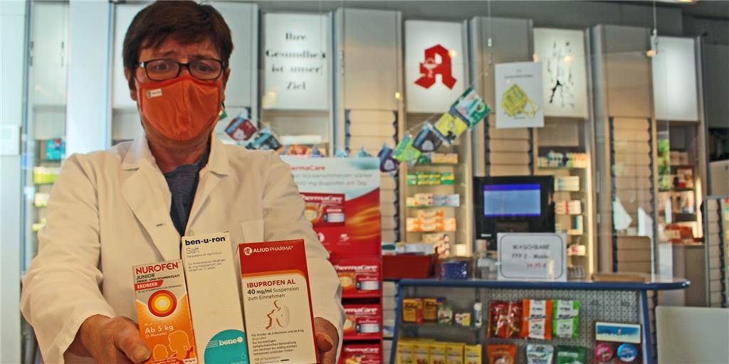Lieferprobleme: Schwerter Apothekerin muss 40 Medikamente immer im Blick haben Heike Nickolay hat noch Fieber-Saft für Kinder auf Lager. Grundsätzlich sei der Lieferverkehr aber gestört, sagt sie.