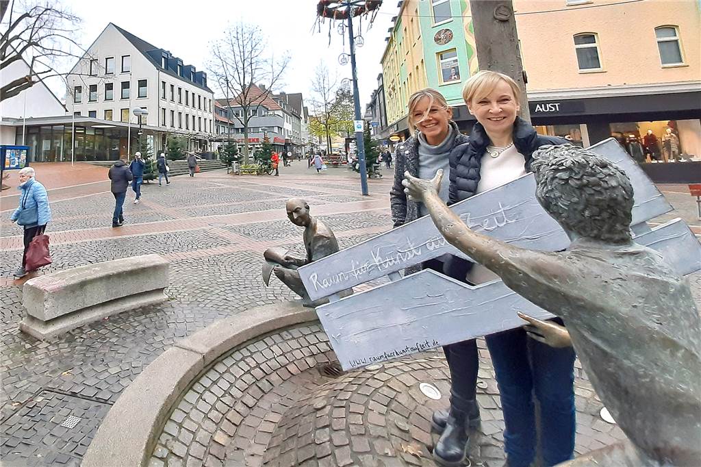 Großer Benefizabend in Hombruch – Kunstschenkung von Maler Gerhard Richter angekündigt Heike Onnertz (l.) und Sabine Leven sind die Initiatorinnen der "Kunst auf Zeit". Hier ein Foto aus dem vergangenen Jahr. Dieses Mal heißt es "Kunst trifft Musik".