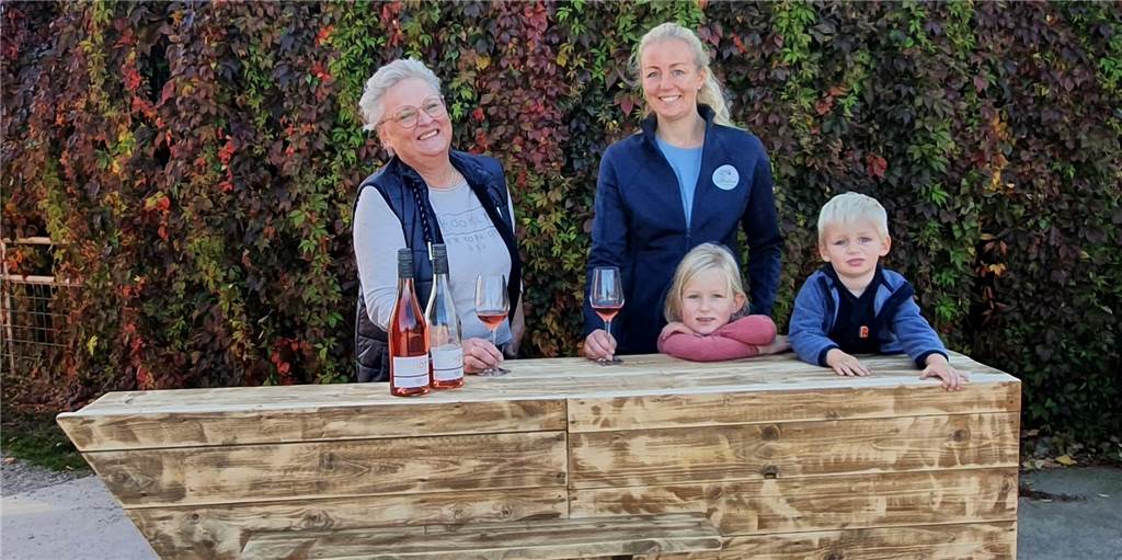 kfd Herbern hat Weinlaube zum Kartoffelsamstag mächtig aufgerüstet Heike Overs vom Vorstandsteam der kfd-Herbern und Laura Horstrup von LauraRegional mit der neuen Theke für die Weinlaube.