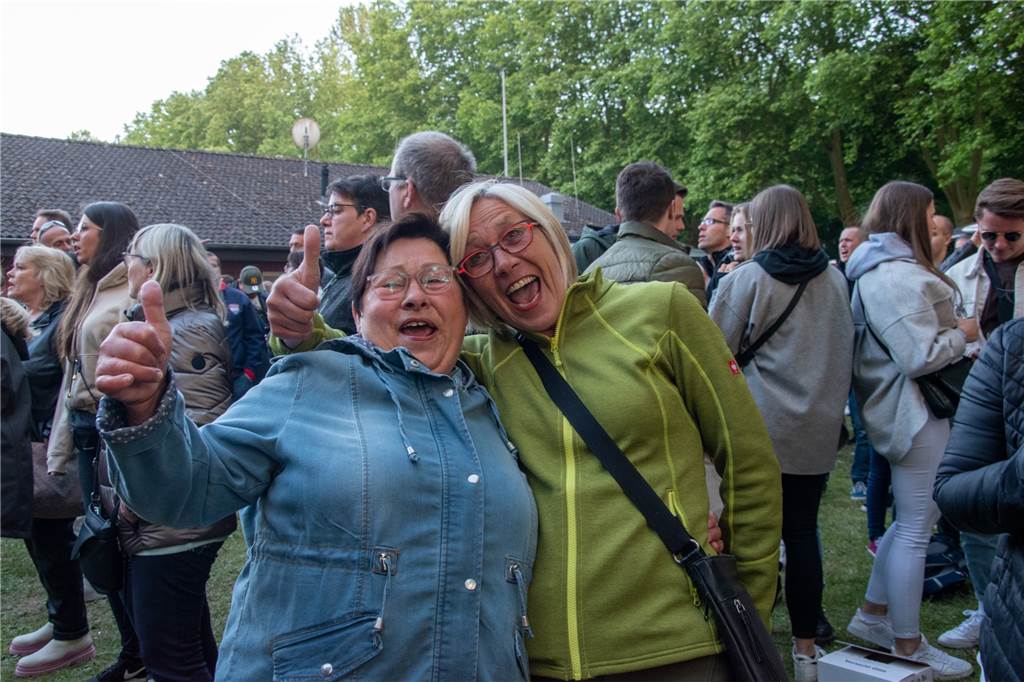 Festival-Finale: Seven Cent ließ in Castrop-Rauxel sichtbar die Bühne beben Heike Peters-Uzoagu (li.) und Petra Horn sind seit fast 50 Jahren Freundinnen.