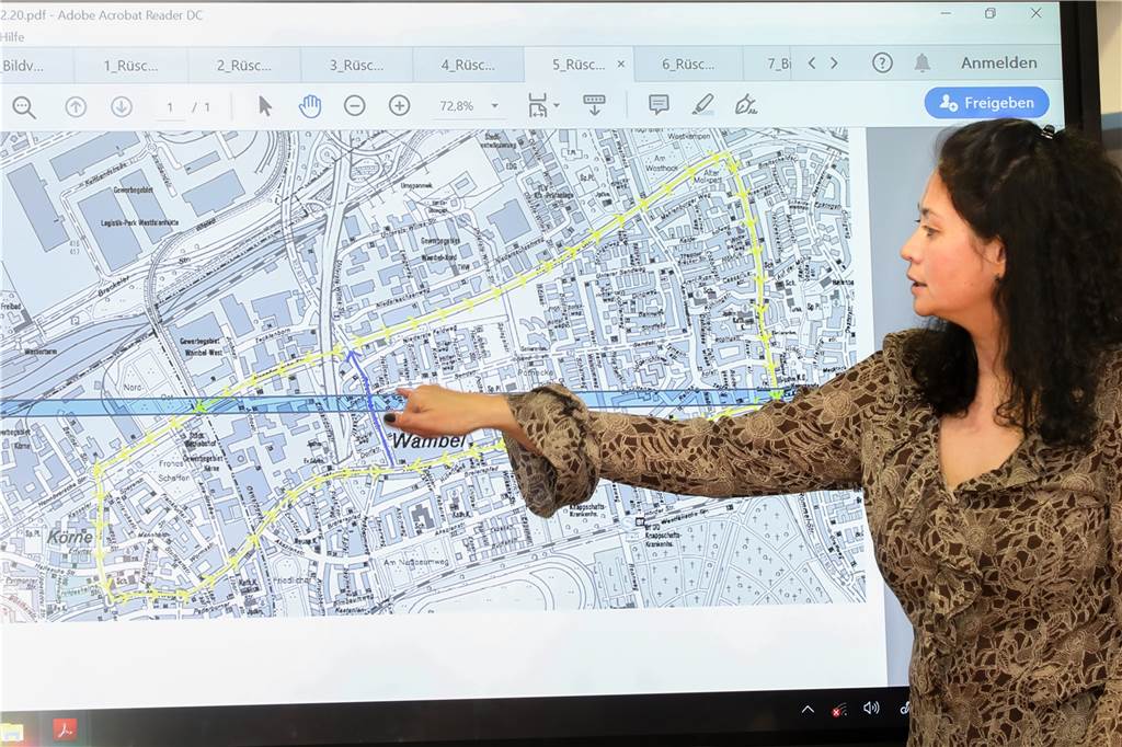 Heike Thomae vom Tiefbauamt erläuterte während der Bürgerversammlung die Umleitungsstrecken für die Zeit der Baustelle auf der Rüschebrinkstraße.