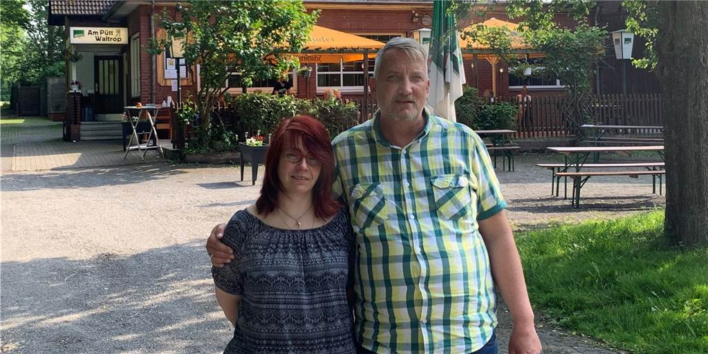 Lüner Gastronom übernimmt Traditionshaus und plant besonderen Rabatt Heike und Peter Kakanowski, hier vor der Speisegaststätte "Am Pütt" in Waltrop, machen nun auch einen Laden in Lünen auf.