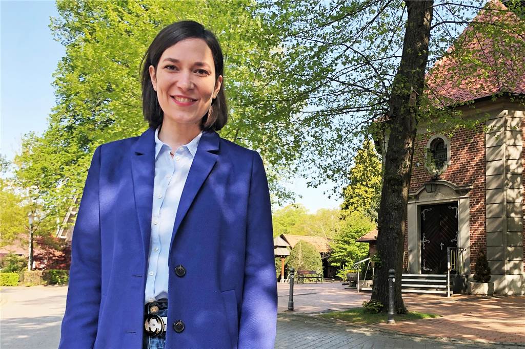 Radweg entlang der K45 wird breiter: Knapp 900.000 Euro Förderung Die Landtagsabgeordnete Heike Wermer steht vor einem Baum und einer Kapelle und lächelt in die Kamera