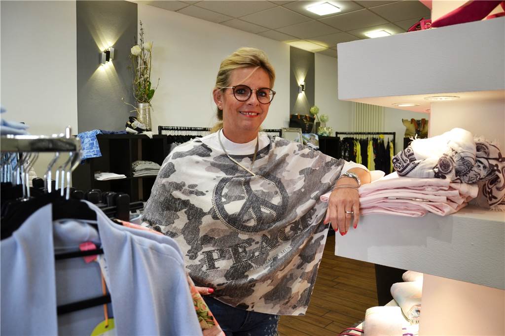 Heike Zappe verkauft in ihrem Modeladen "Aurelia H" häufiger Schals als sonst.
