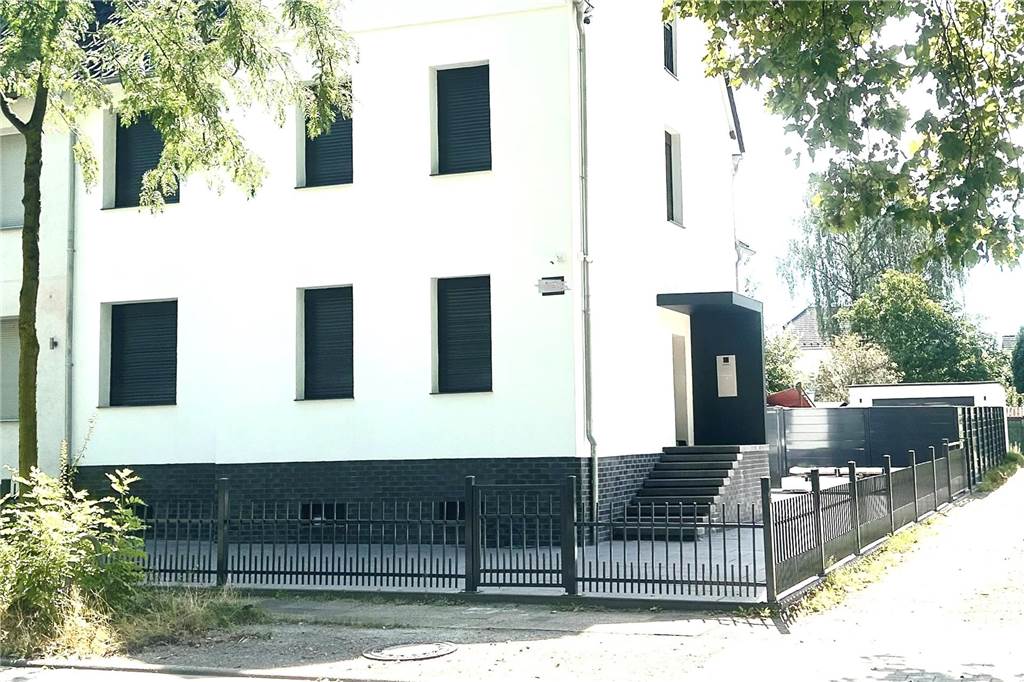 Hiberniasiedlung: Was der eine Nachbar darf, darf der andere noch lange nicht Versiegelter Vorgarten in Recklinghausen mit einem Metallzaun.