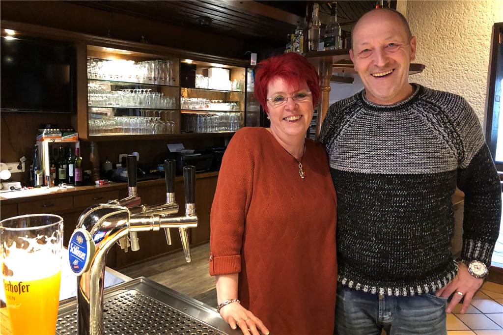 In diesen Kneipen läuft das Finale: Eine verteilt kostenlose Würstchen Heiko Bocken und Barbara Wiegelmann-Axt posieren hinter der Theke ihrer Kneipe.