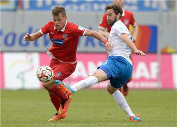 Heiko Butscher (rechts) kam im zweiten Durchgang für Danny Latza ins Spiel.  Da war die Begegnung längst gelaufen.