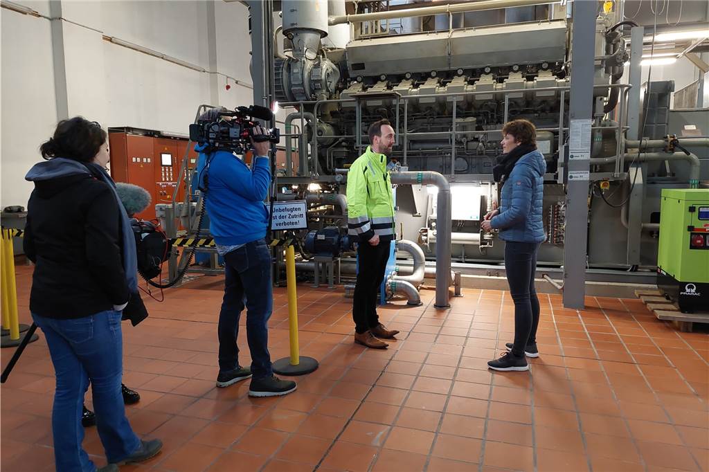 ARD-Filmteam dreht Beitrag im Wasserwerk: Doku ist bald im TV zu sehen Heiko Döring und Lena Ganschow werden vom Filmteam der ARD gefilmt.
