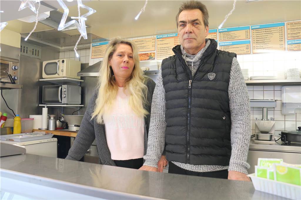 Diese Geschichten wurden in Werne 2023 am häufigsten gelesen Heiko Groneberg und Heike Maaß stehen an der Theke der Snackbar in Werne.
