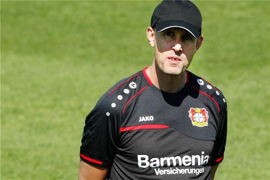 Leverkusen startet ins Trainingslager Heiko Herrlich bittet seine Mannschaft ins Trainsingslager in Zell am See. Foto: Roland Weihrauch