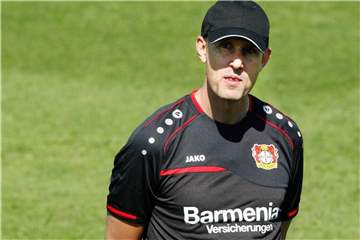 Heiko Herrlich, Trainer von Bayer 04 Leverkusen, gewann mit seinem Team das Testspiel bei Fortuna Sittard mit 2:0. Foto: Roland Weihrauch