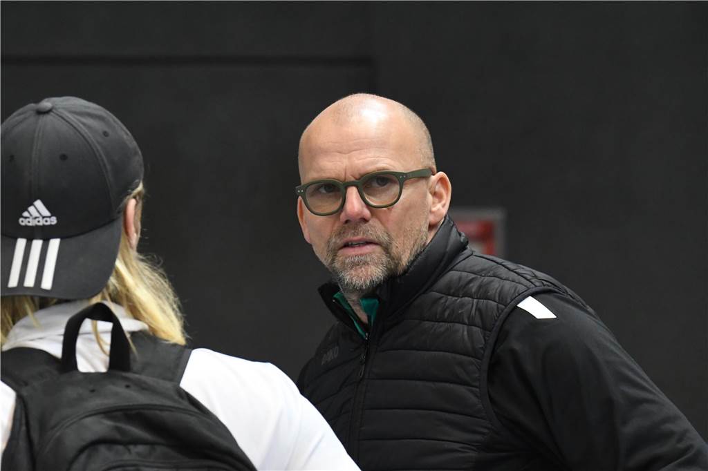 Kaderplanung des Kirchhörder SC schreiten mit 17 Zusagen voran: Heiko Hofmann, Trainer des Kirchhörder SC, schaut zur Seite.