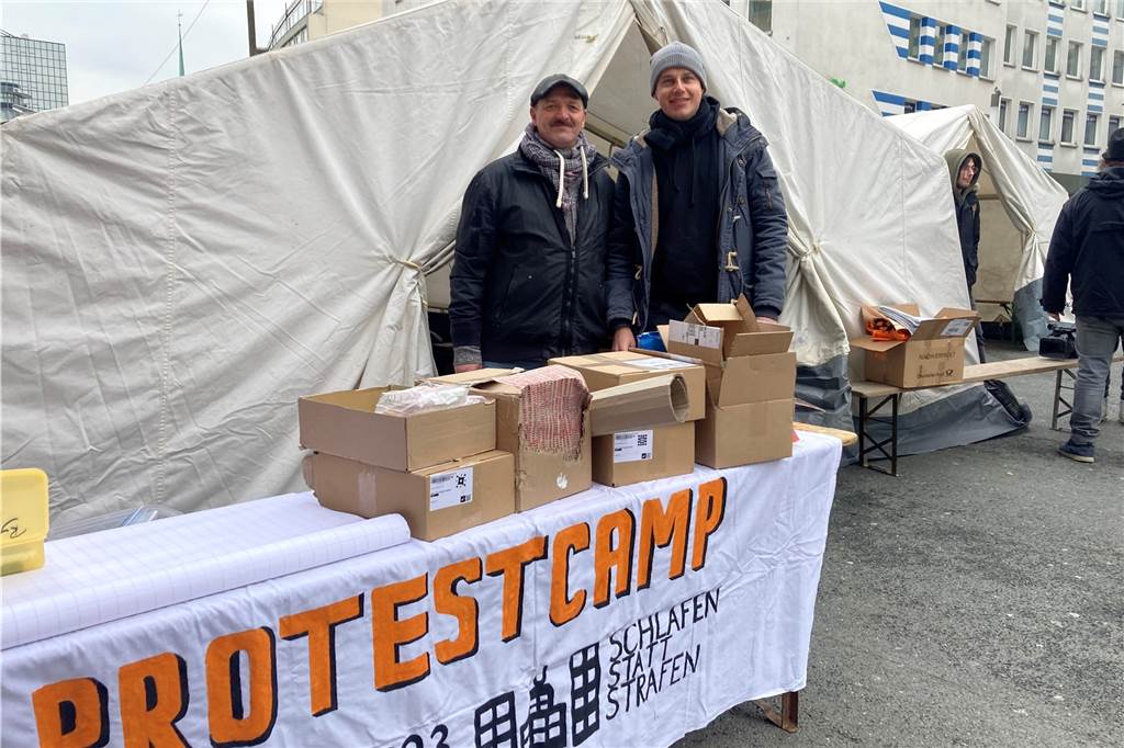 Protestcamp für Obdachlose in der City gestartet – Politik kommt nicht Heiko Krenz und Protestcamp-Organisator Tobi machen an der Kampstraße auf die Probleme