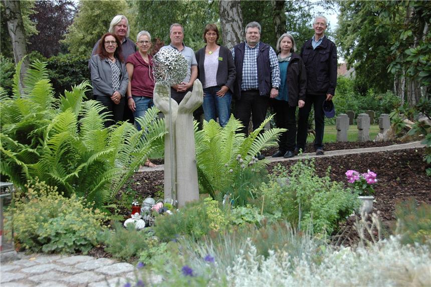 Gewissheit darüber, wo das eigene Kind ist Heiko Leidorf von den Stadtwerken (4.v.r.) hat dem Team der Gruppe Pusteblume die Vergrößerung der Begräbnisstätte vorgestellt. Nora Jost (v.l.), Antonius Sandmann, Iris Graumann, Monika Heitmann, Pastor Andreas Floringer, Elisabeth Sandmann und Josef Althoff sind begeistert. Auf dem Foto fehlt Doris Krug.