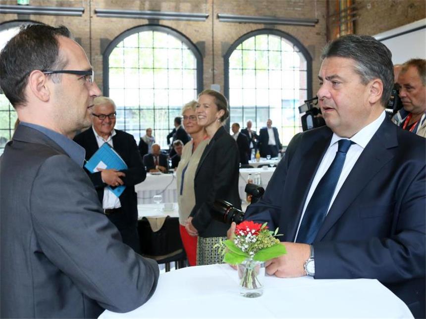 SPD folgt Gabriel und stimmt für Vorratsdatenspeicherung Heiko Maas (l) und Sigmar Gabriel stehen beim Thema Vorratsdatenspeicherung zwischen Teilen der SPD-Basis und der Union. Foto: Stephanie Pilick/Archiv