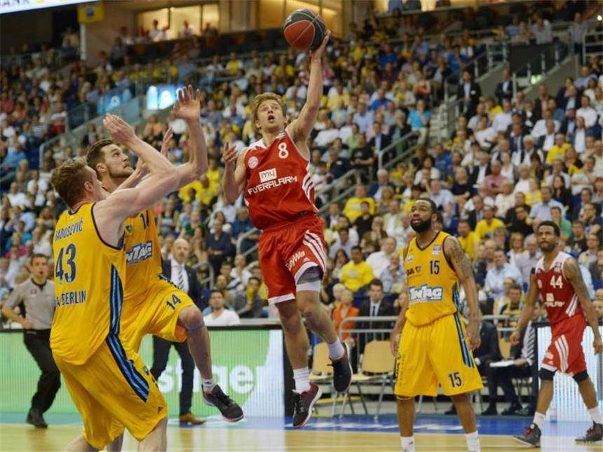 Finalerfolg über ALBA: Bayern auf dem Basketball-Thron Heiko Schaffartzik vom FC Bayern zieht zum Korb. Foto: Rainer Jensen