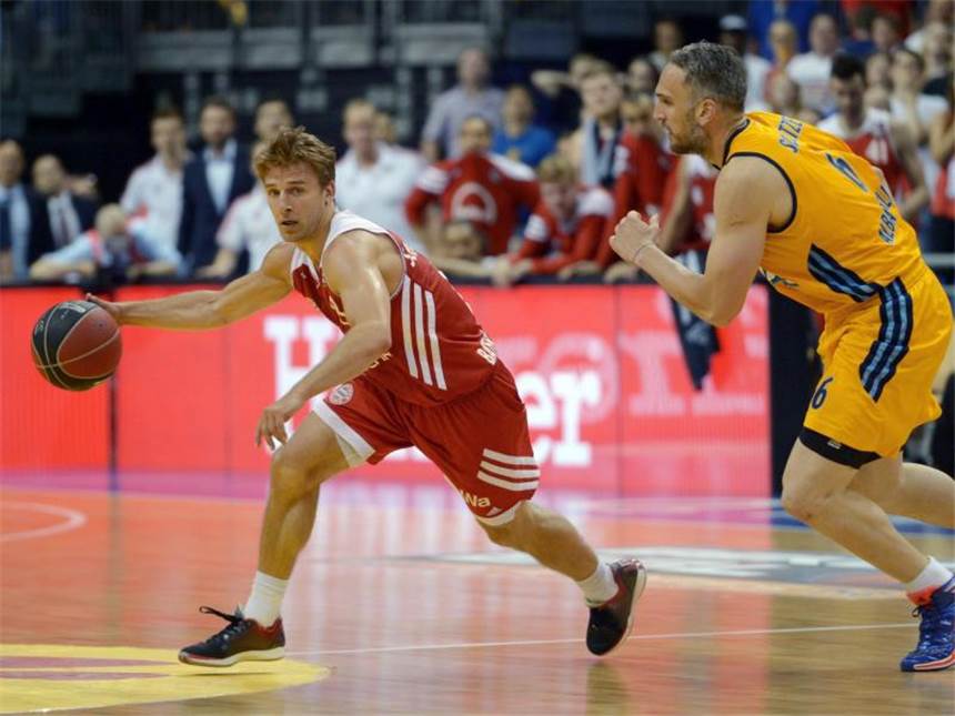Finalerfolg über ALBA: Bayern auf dem Basketball-Thron Heiko Schaffartziks (l) Aktionen wurden in Berlin von Pfiffen begleitet. Foto: Rainer Jensen